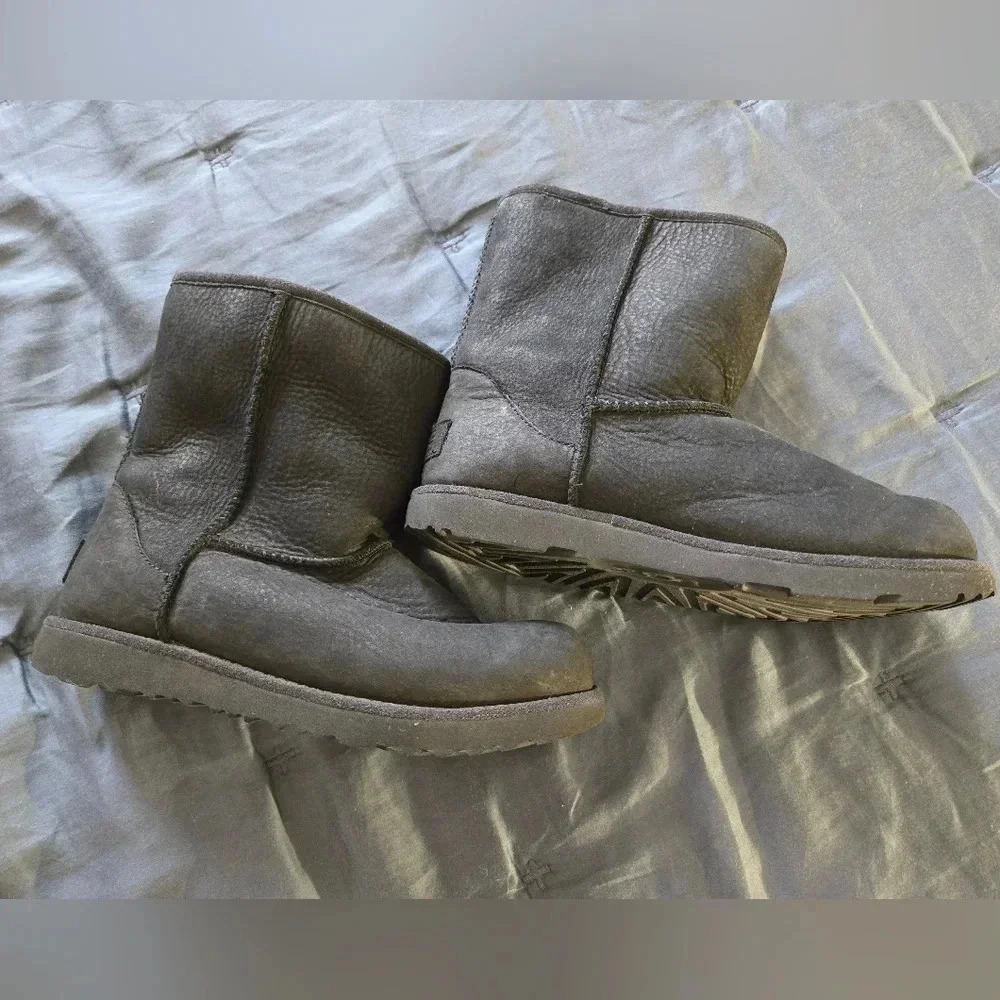 Ugg | Short Black Uggs Sz 3